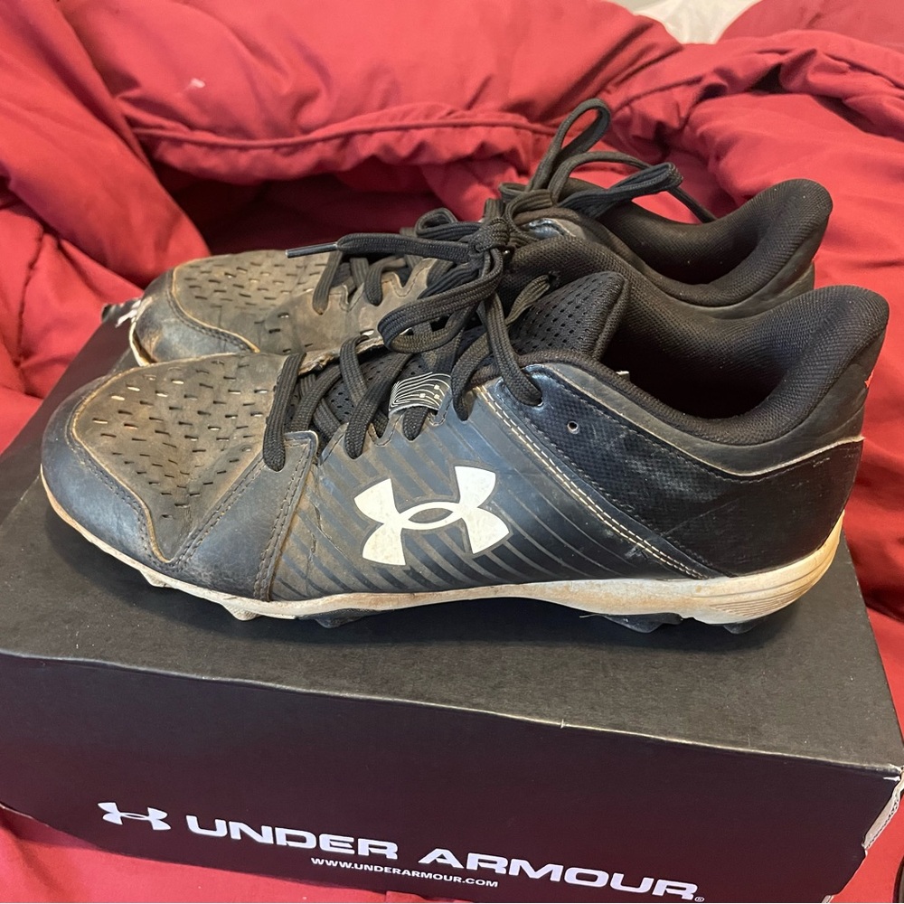 Under Armour Black and Gray Sports Cleats